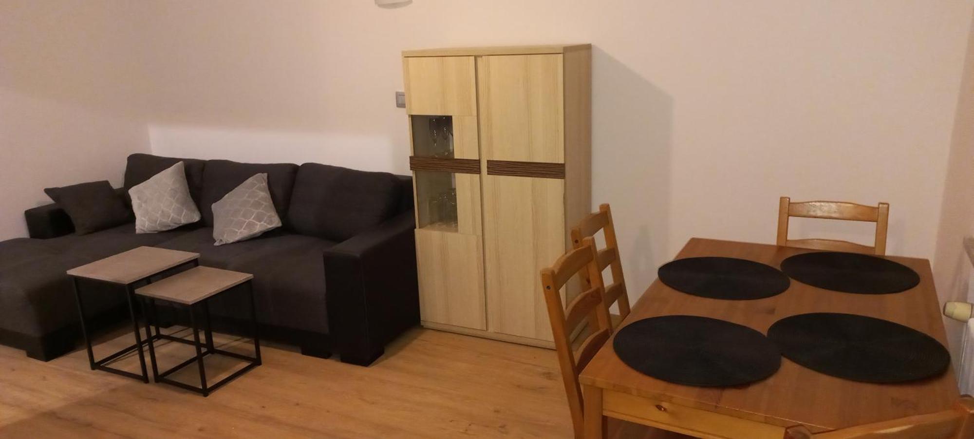 Juki 2, Obok Katowice Wynajem Na Doby, Krotkoterminowy, 2 Pokoje, Mozliwosc Dodatkowych Dwoch Osob Na Rogowce W Salonie Za Dodatkowa Oplata, 37m2,- Po Kapitalnym Remoncie, Wifi Apartment *